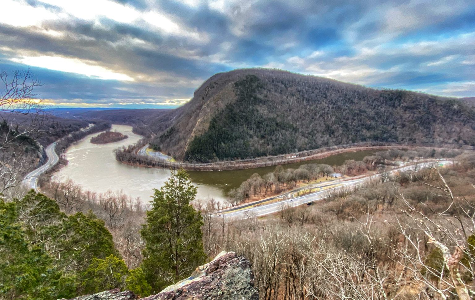 Mt. Tammany & Sunfish Pond Loop - Delaware Water Gap - Take a Hike!